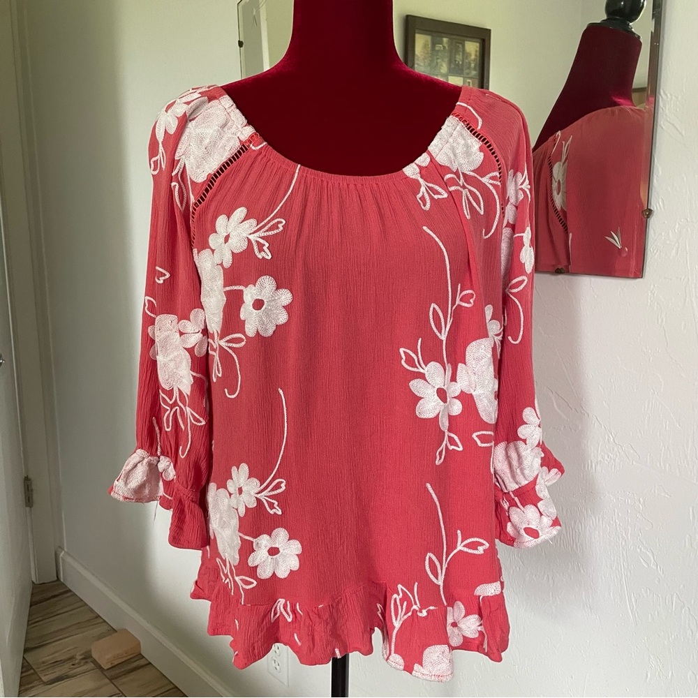 Liv Los Angeles Top Embroidered Beauty! Peach & White Size XL